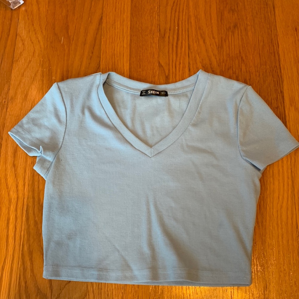 Light blue cropped fitted t-shirt